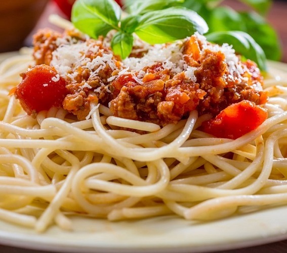 Pâtes:  Spaghettis, Macaronis, Raviolis à la viande (+1,00€) ou Gnocchi (+1,00€)
